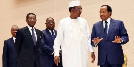Paul Biya, président du Cameroun, et Idriss Déby Itno, président du Tchad, le 31 octobre à N'Djamena lors du sommet de la Cemac. © DR / Présidence du Cameroun